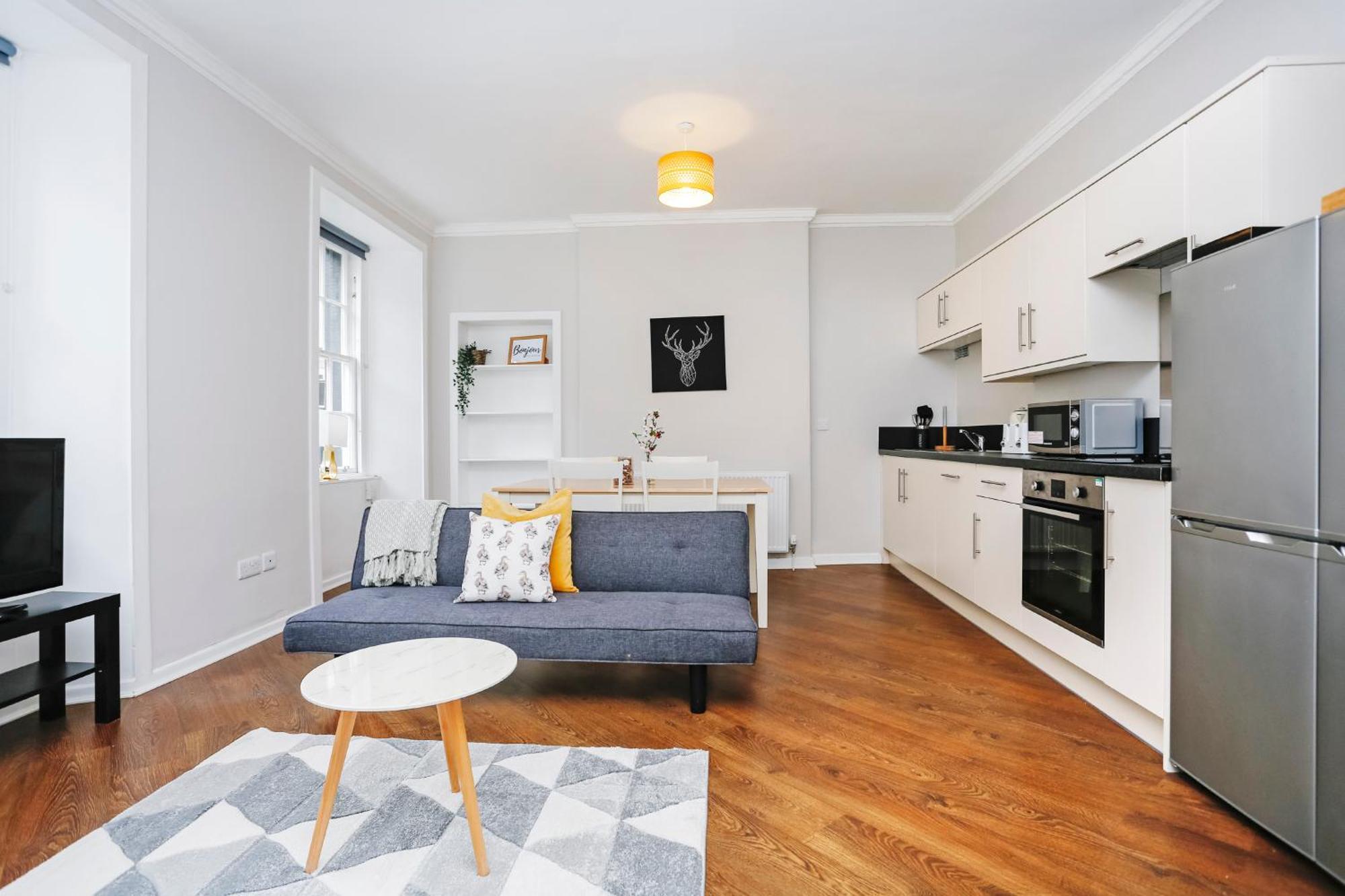 Apartment Centrally Located Spacious 2 Bedrooms