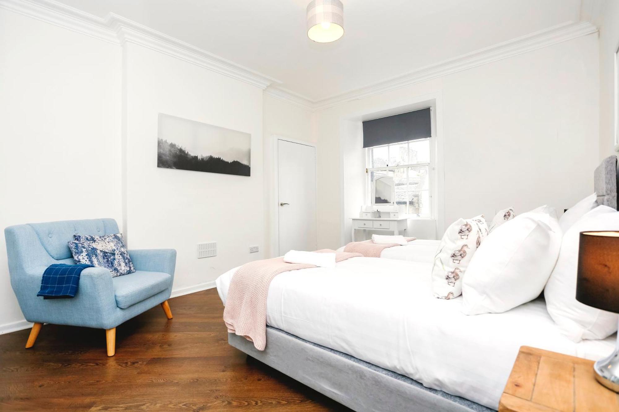 Apartment Centrally Located Spacious 2 Bedrooms *