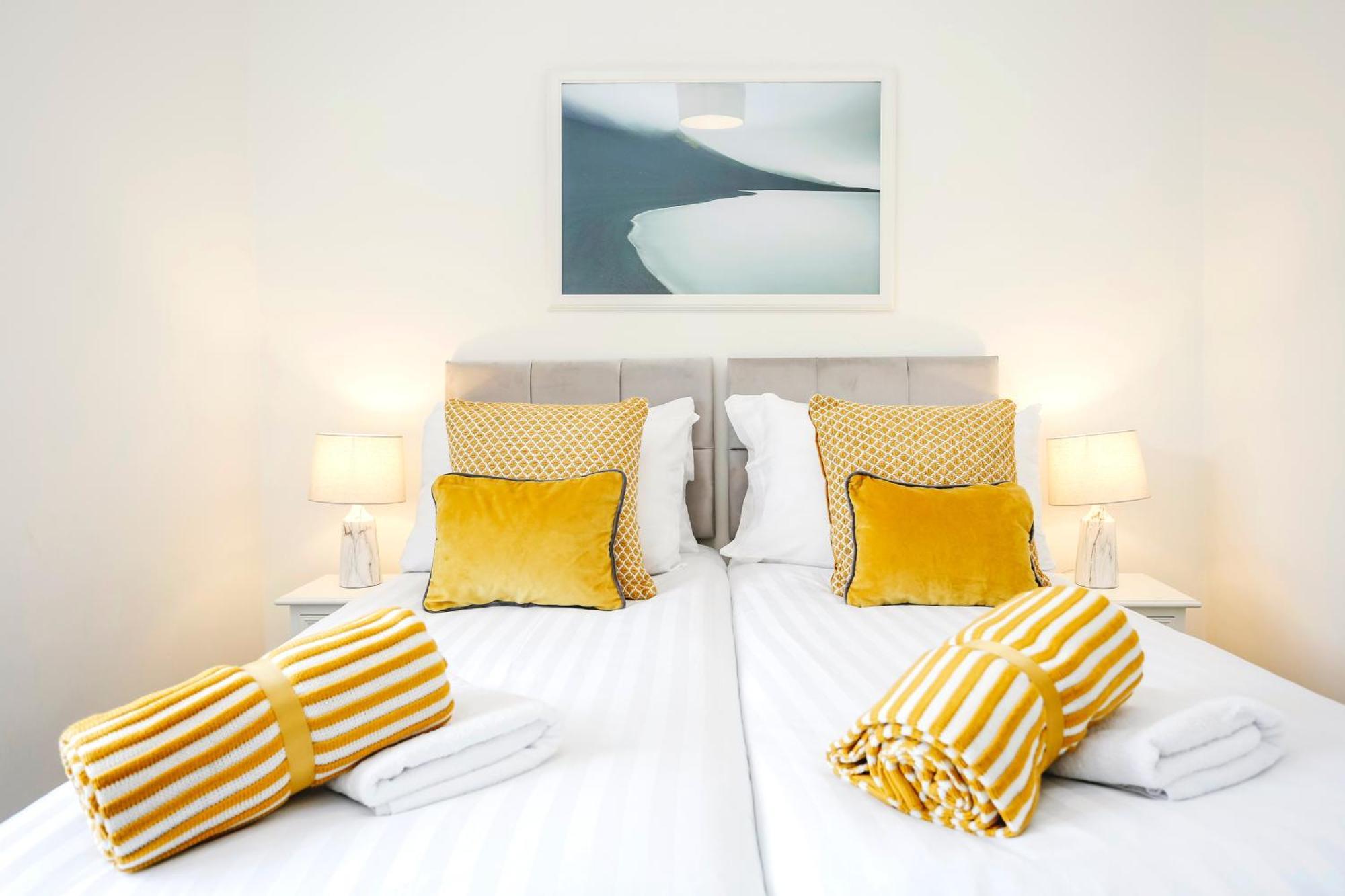 Centrally Located Spacious 2 Bedrooms *