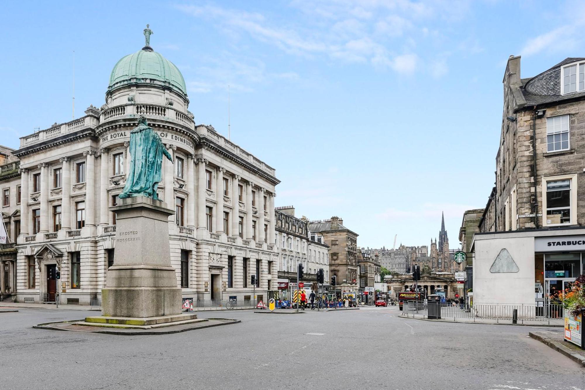 Centrally Located Spacious 2 Bedrooms Apartment