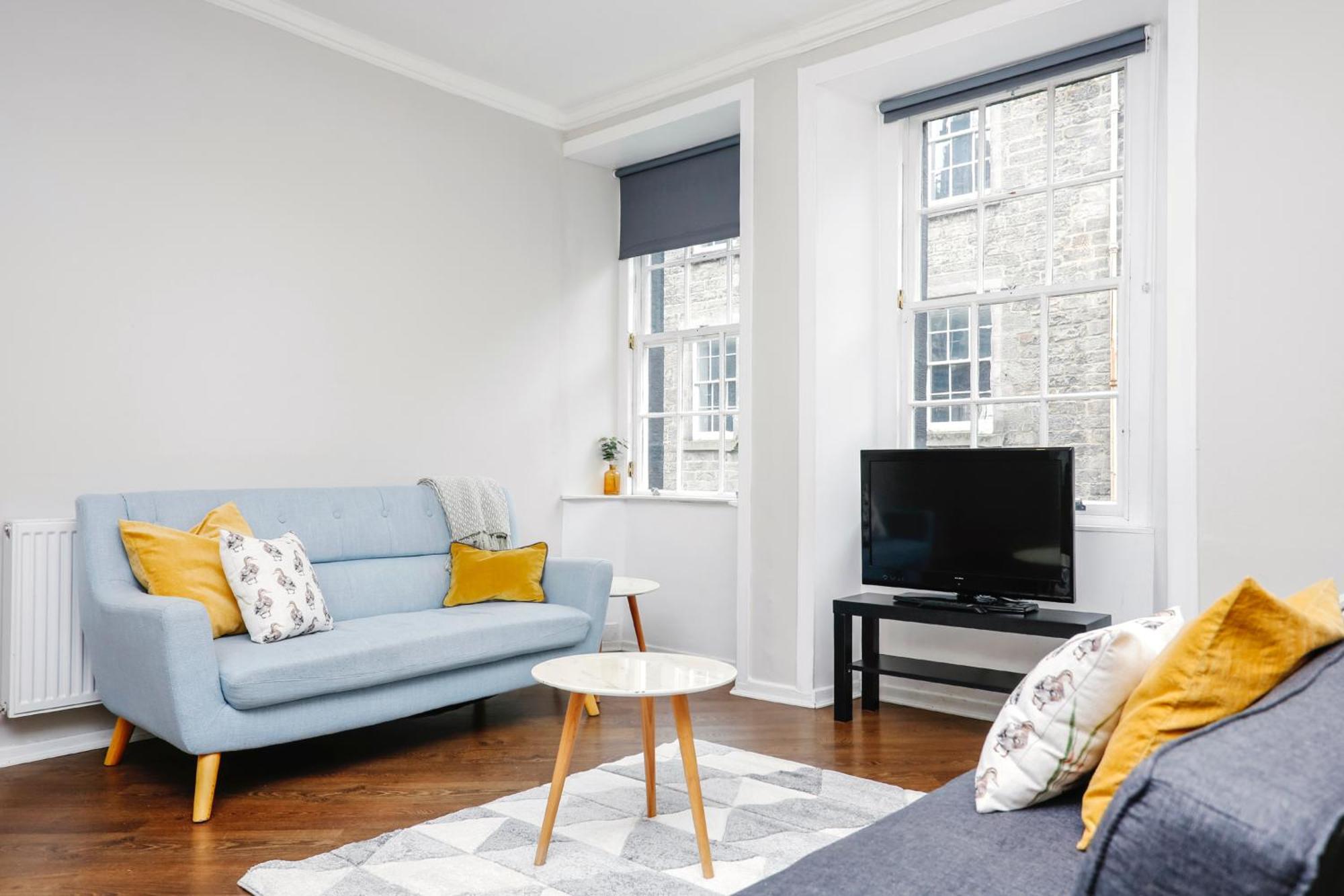 Centrally Located Spacious 2 Bedrooms Apartment *