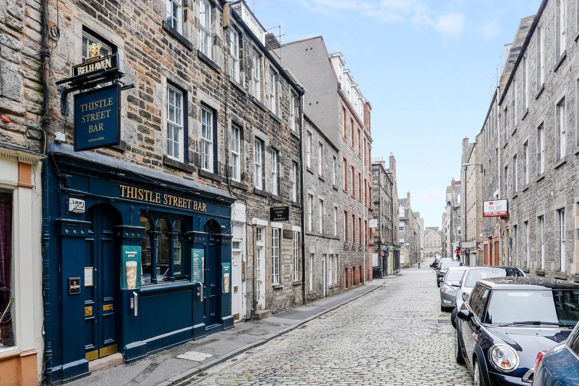Centrally Located Spacious 2 Bedrooms Apartment Edinburgh