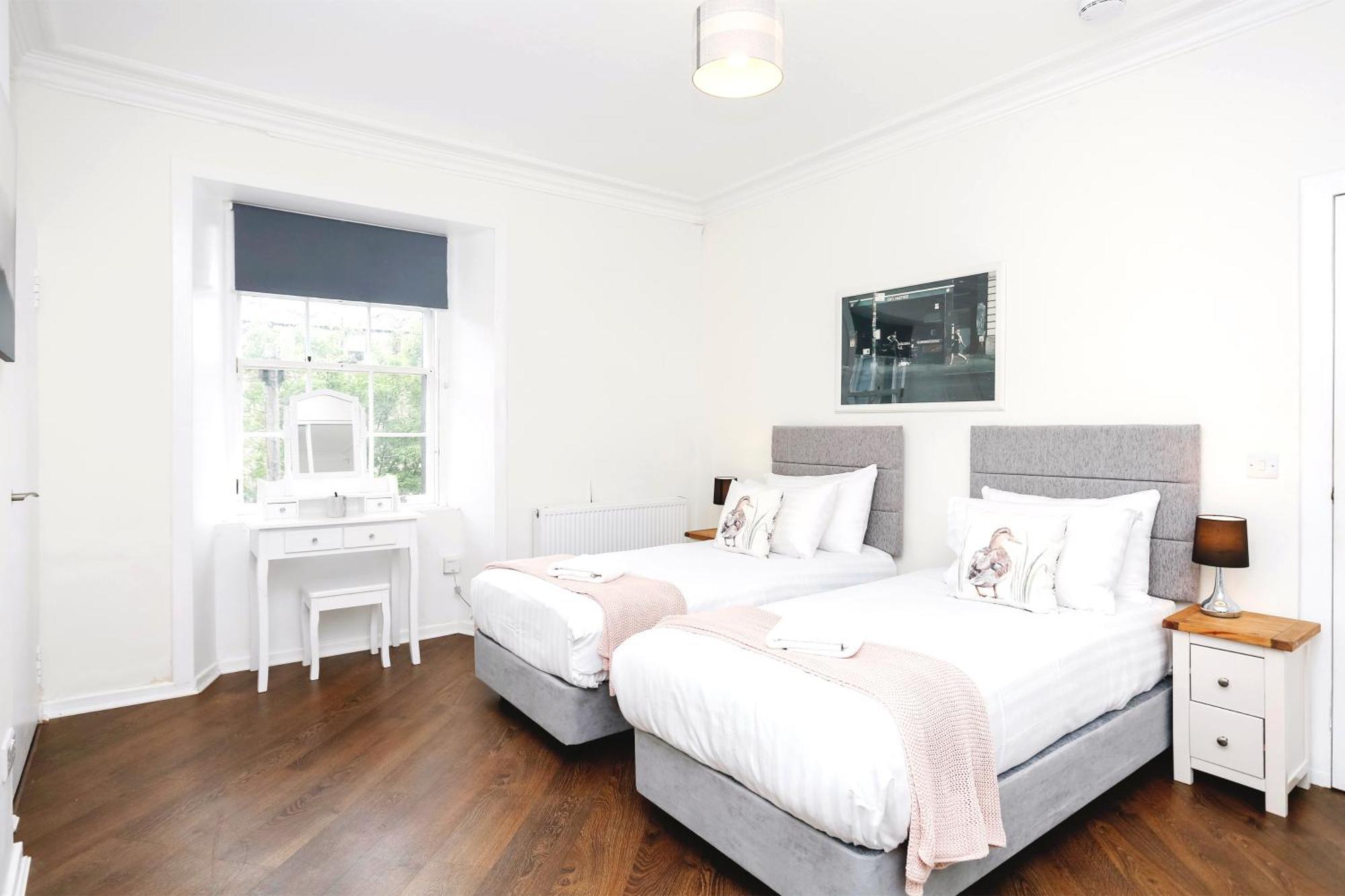Centrally Located Spacious 2 Bedrooms Edinburgh