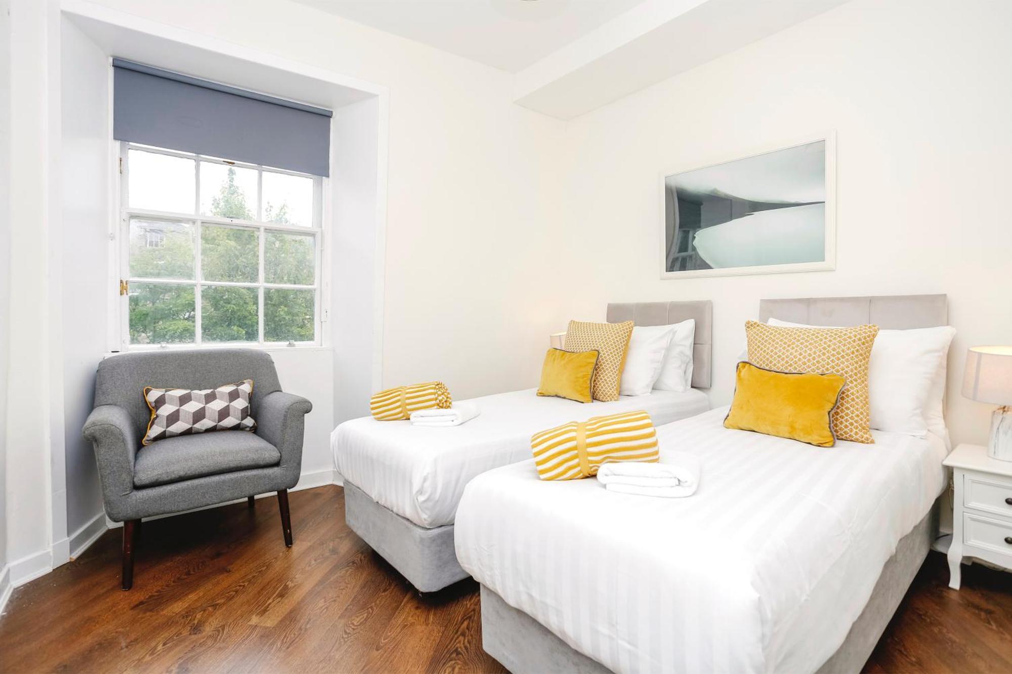 Centrally Located Spacious 2 Bedrooms Apartment Edinburgh