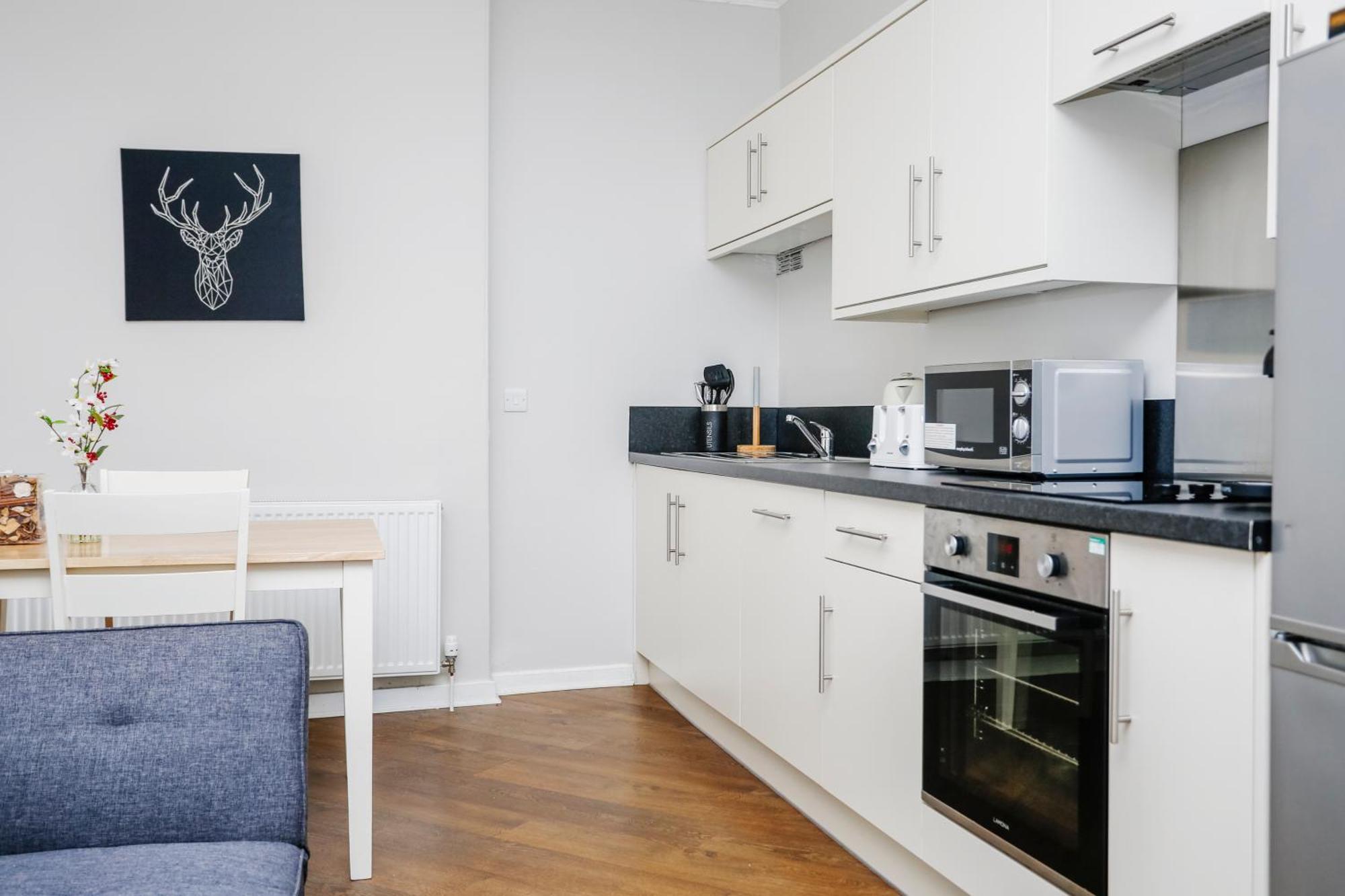 Centrally Located Spacious 2 Bedrooms *