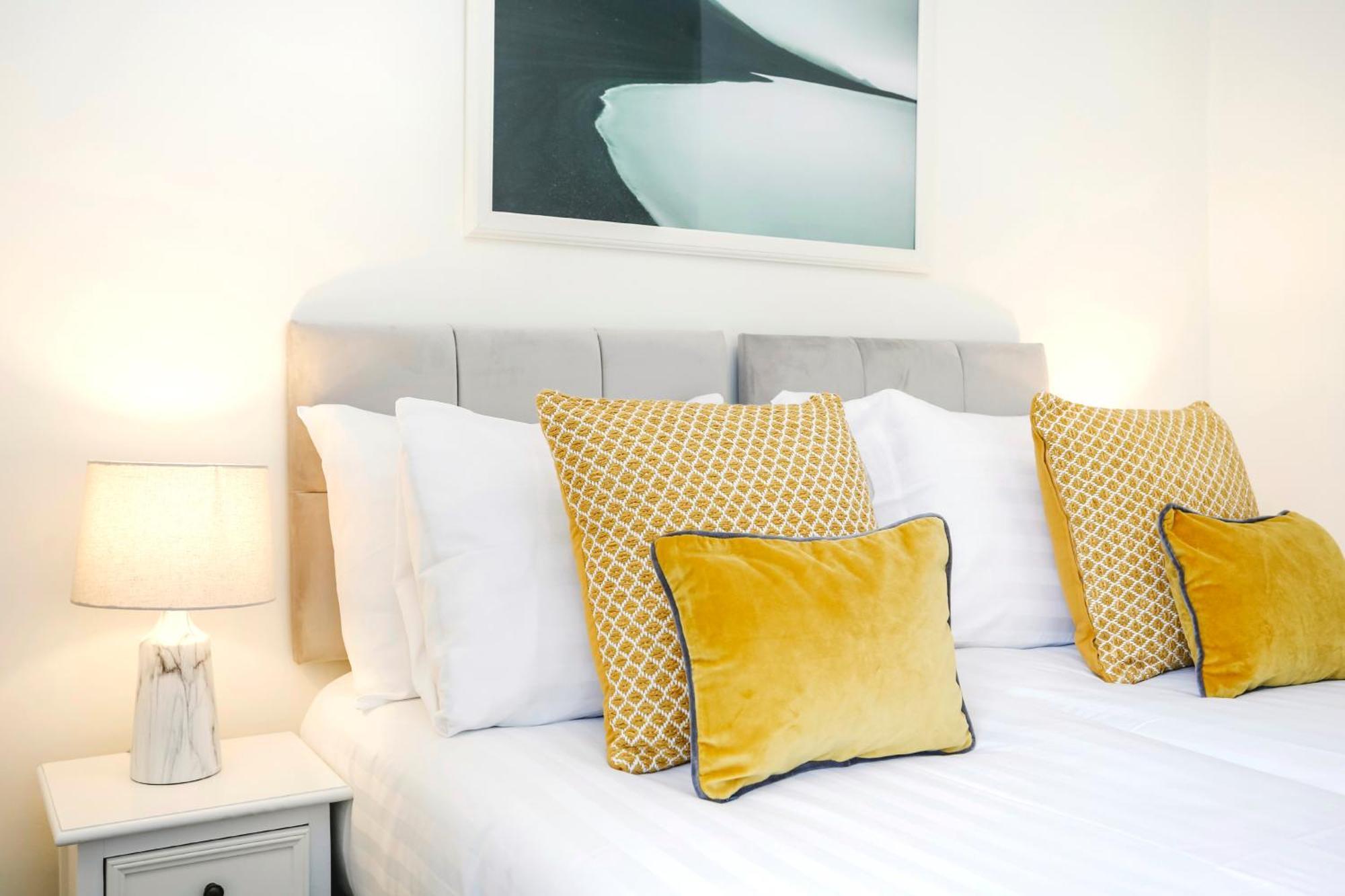 Centrally Located Spacious 2 Bedrooms Appartement *